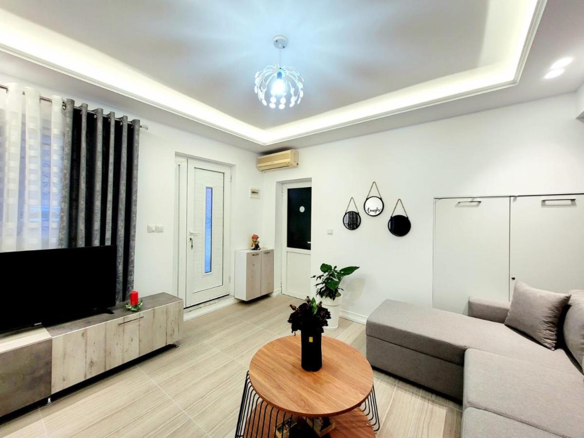 Anis Apartments Sarandë Exteriör bild